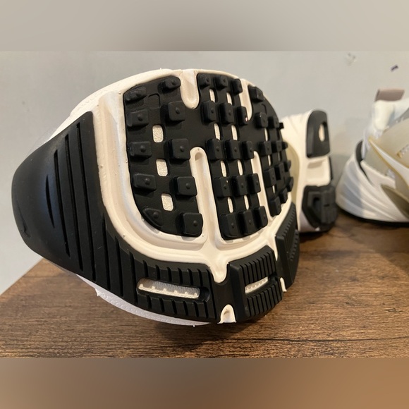 Nike V2K Run
Khaki Metallic Silver (Women's) - Picture 7 of 8